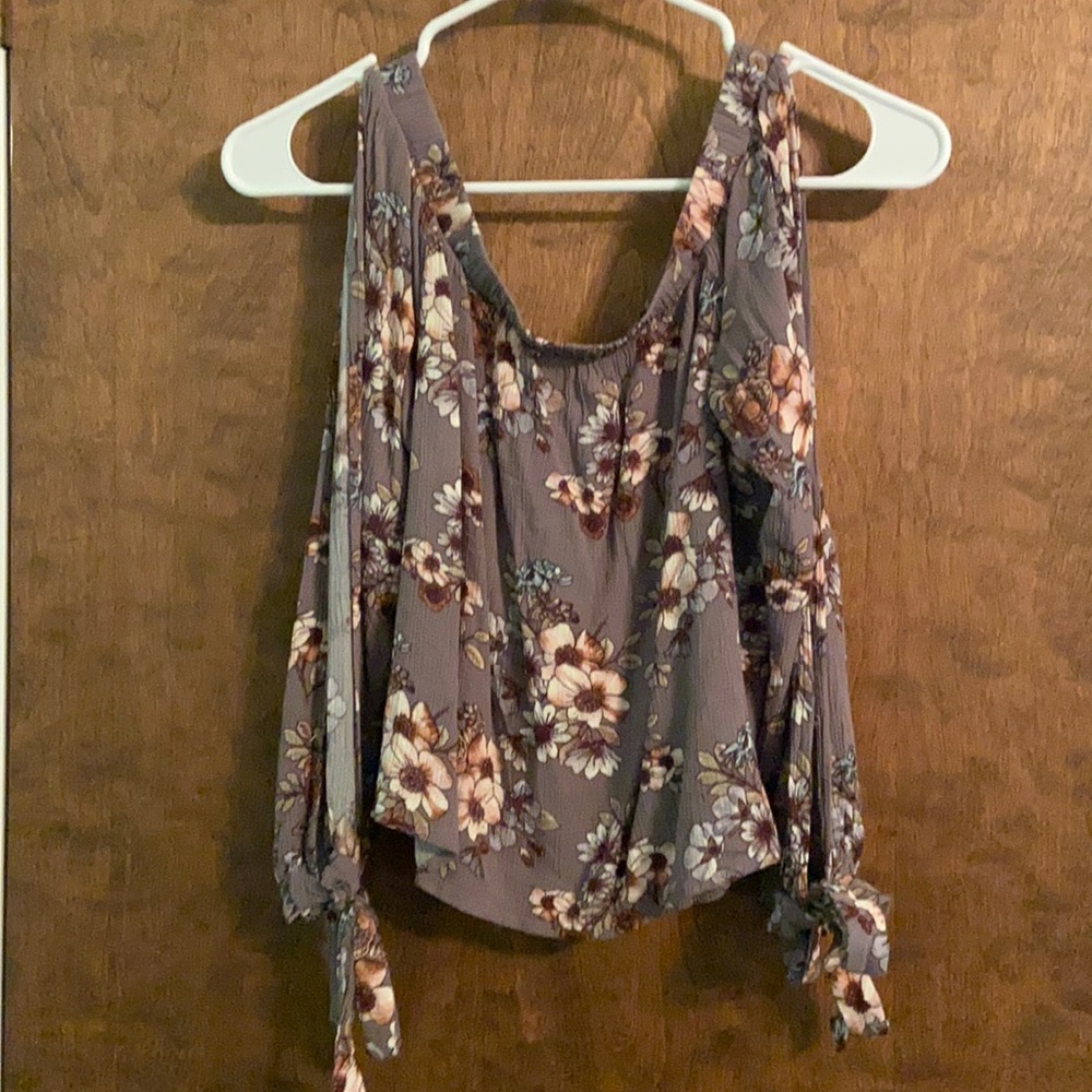 Off the shoulder, open sleeve. Size small